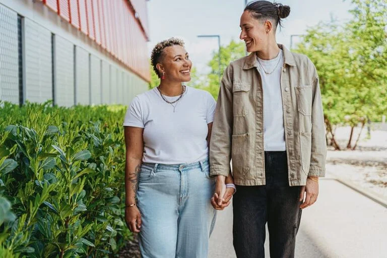 DATING: Red Flags to Watch Out on Your First Date trauma bonding — how to know if you’re trauma bonded